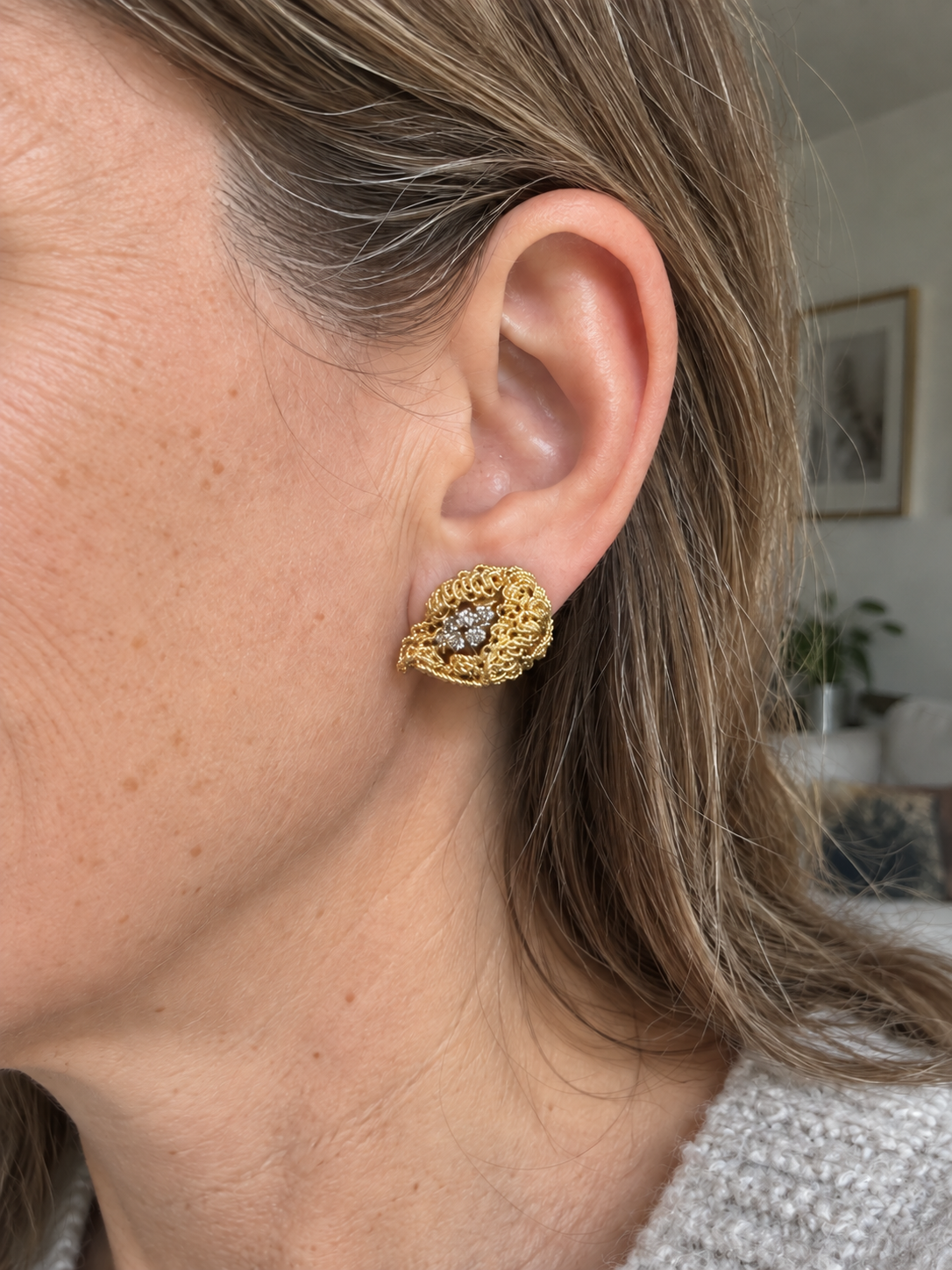 Everyday style: AI-generated illustration of a woman wearing a gold floral earring